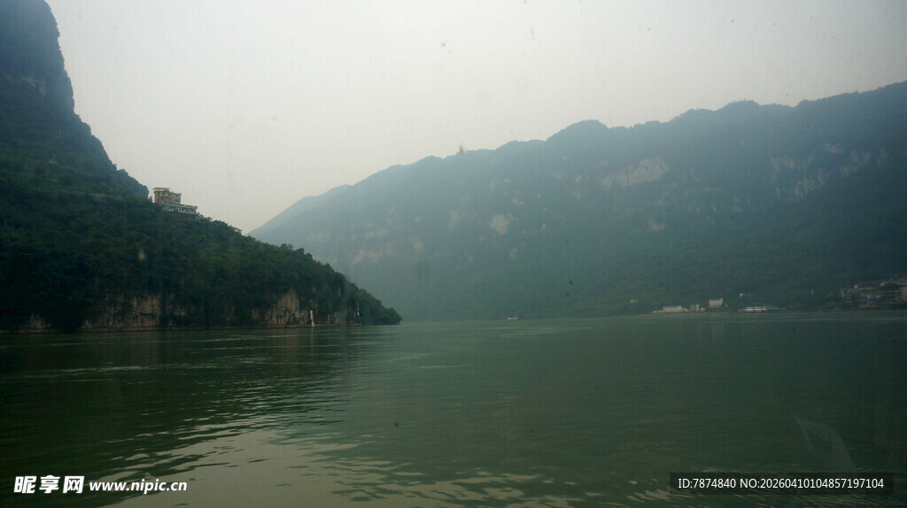 山水相依的静谧湖景