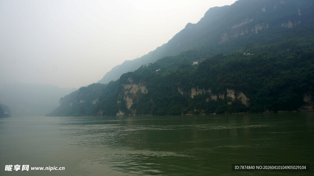 雾中江畔山水景