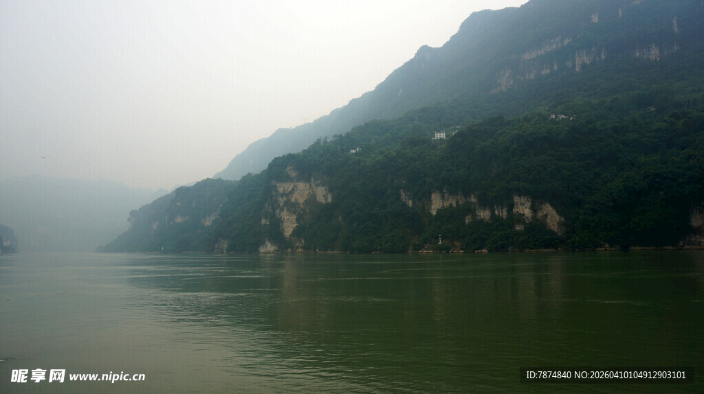 山水相依的静谧江景