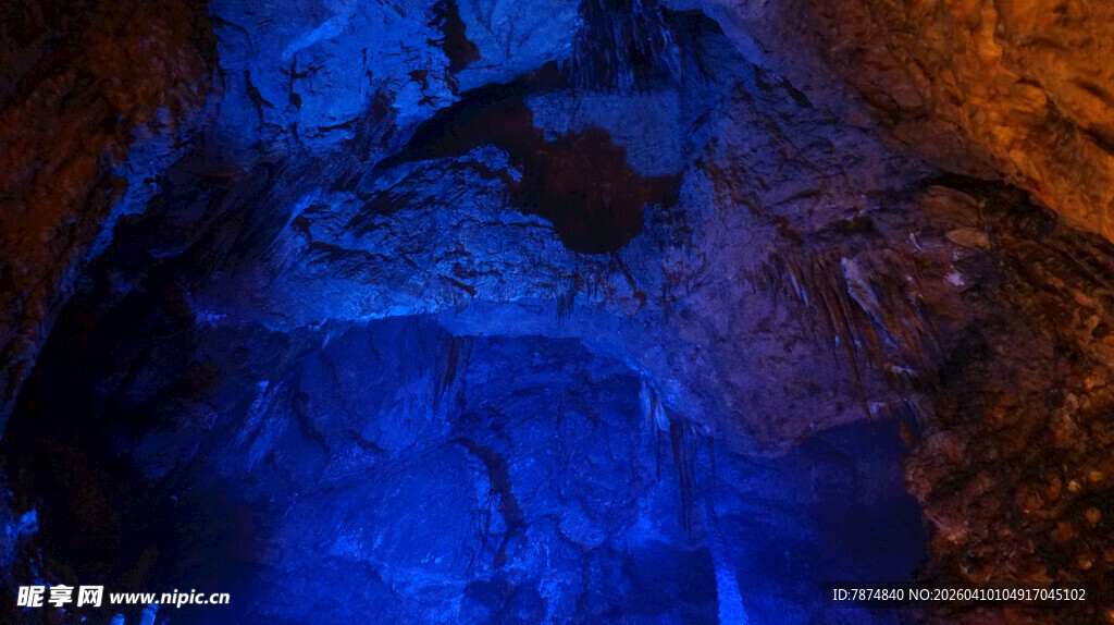 神秘洞穴蓝光景象