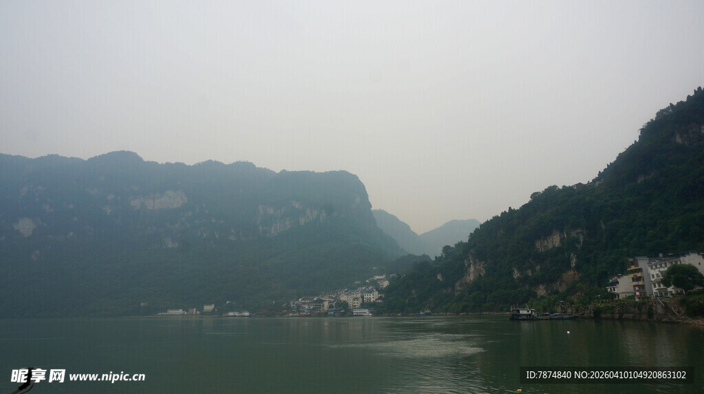 山水相依的静谧江景