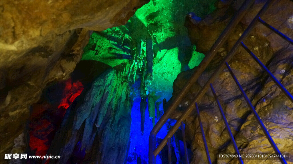 洞穴内五彩灯光与阶梯景观