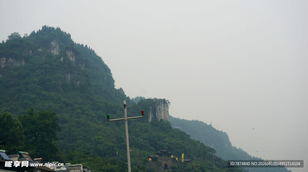 山峦上的古老建筑