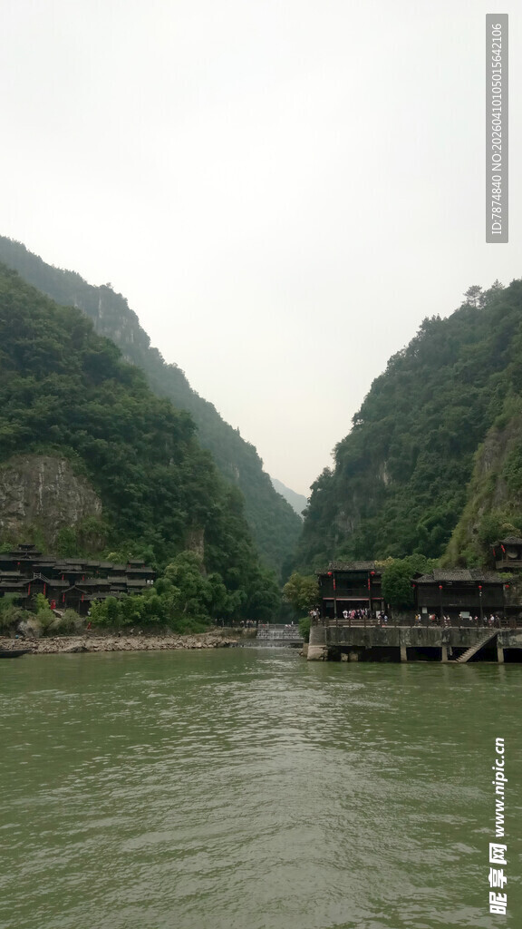山水间的江边景致
