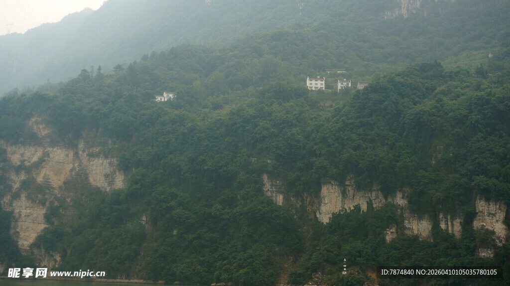 山峦叠翠间的葱郁植被