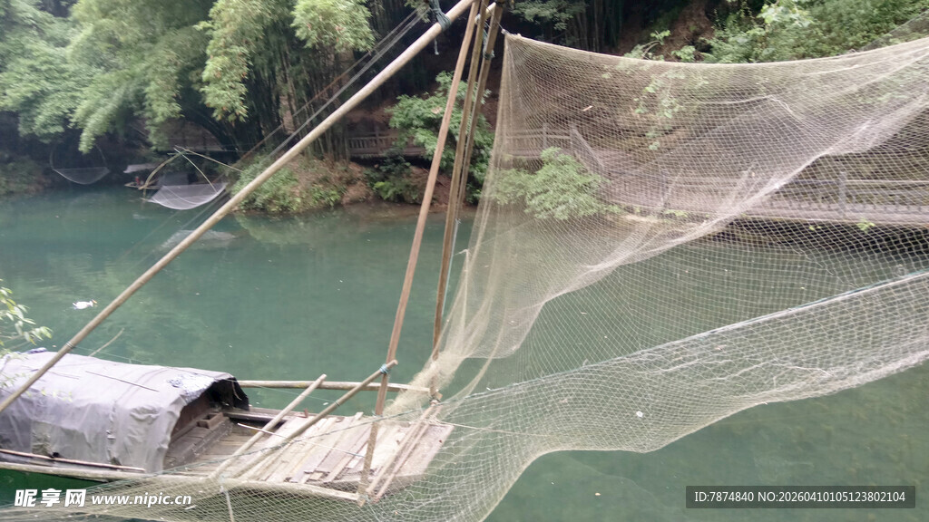 江上渔船撒网捕鱼场景