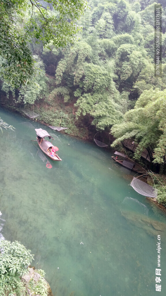 青山绿水间的泛舟美景