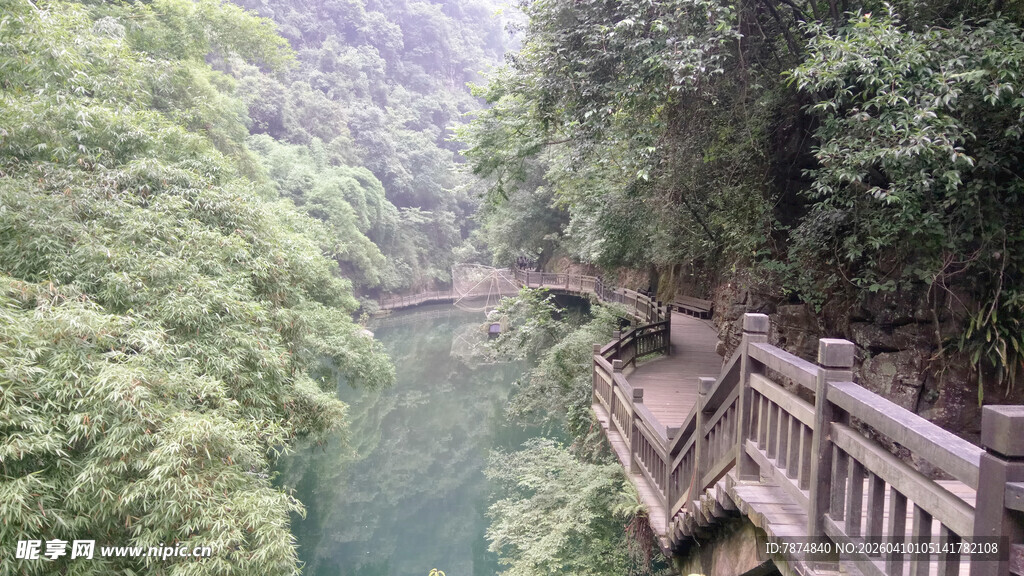 山间河畔的木质栈道景观