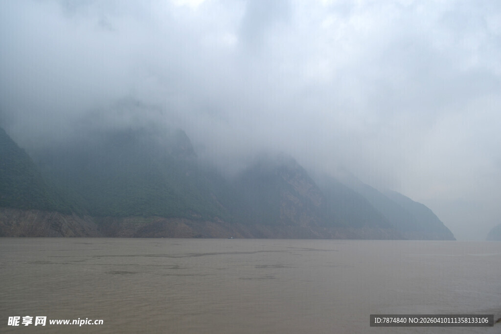 云雾缭绕的山水景致