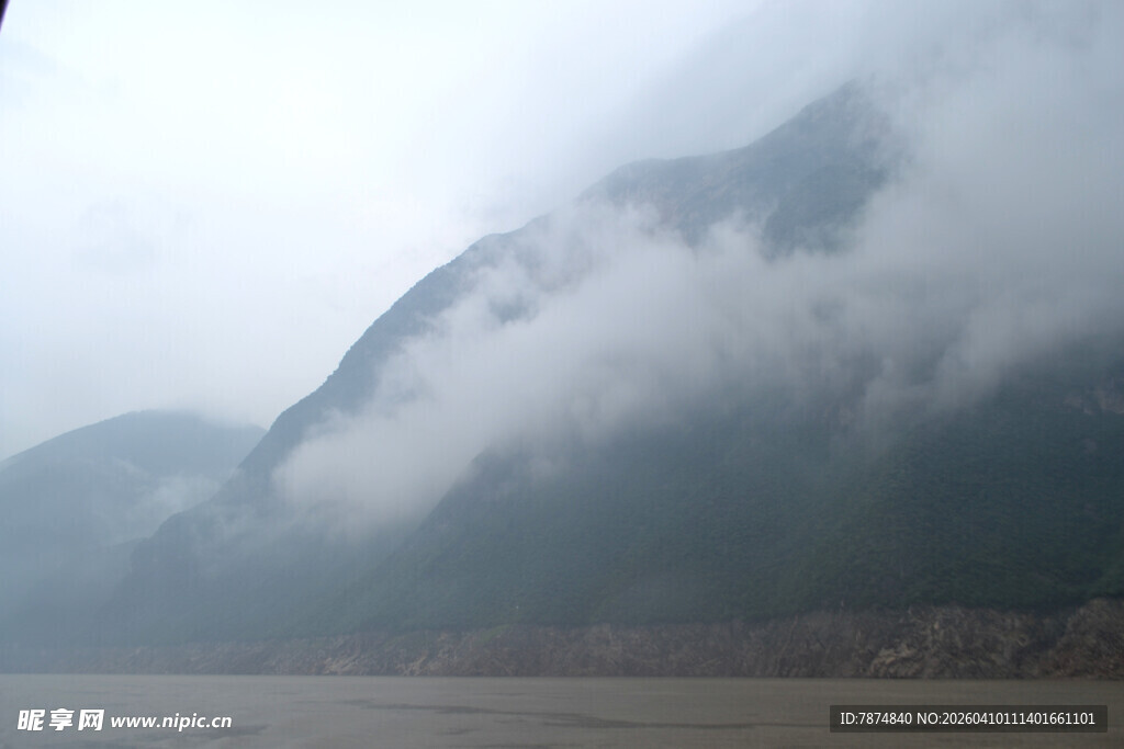 云雾缭绕的山间美景
