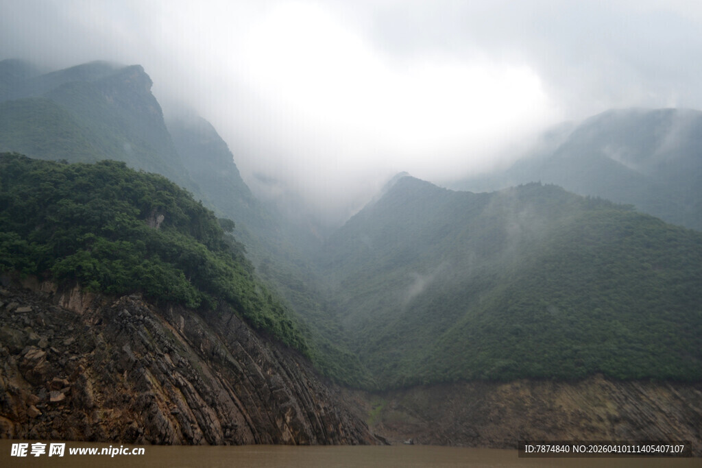 云雾缭绕的壮丽山景