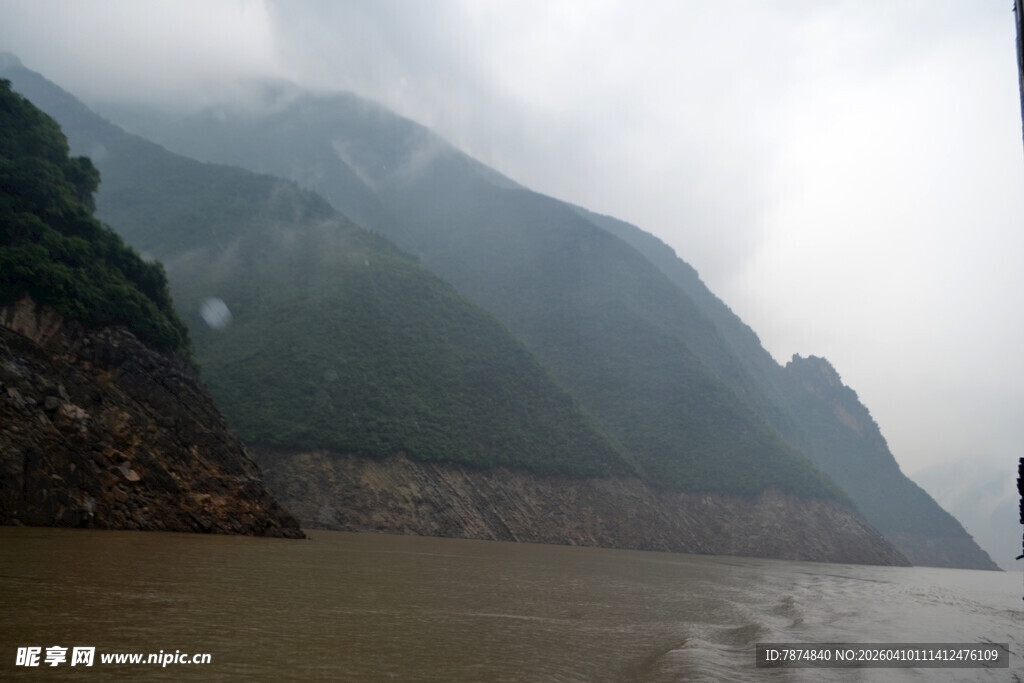 云雾缭绕的壮丽江峡风光