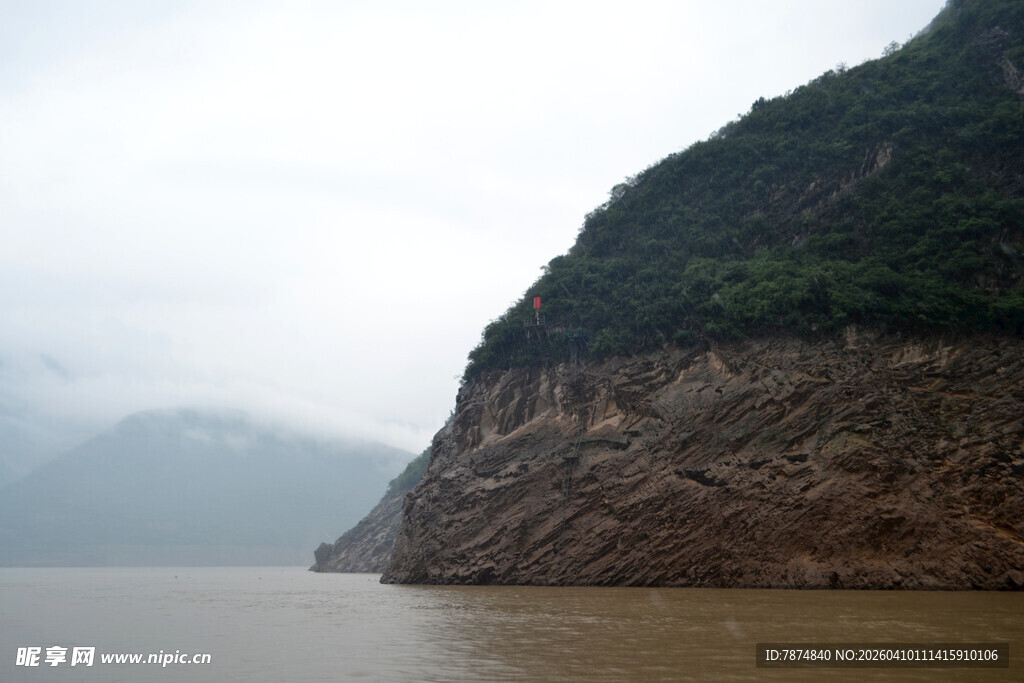 江边陡峭山峦景色