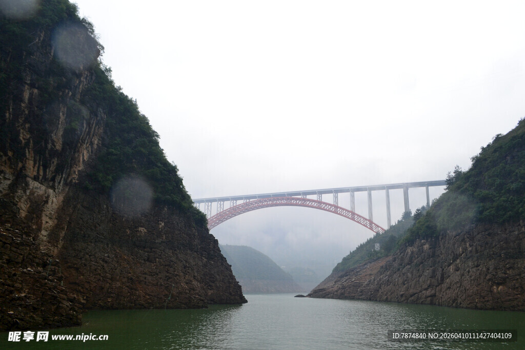峡谷间的壮丽桥梁景观