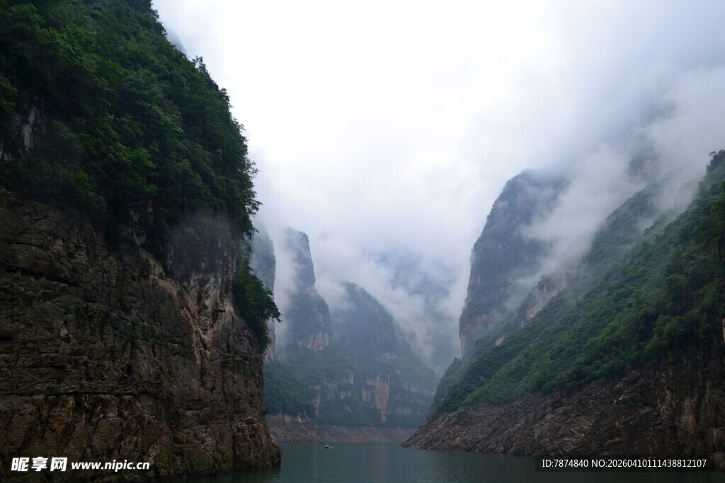 云雾缭绕的壮丽峡谷风光