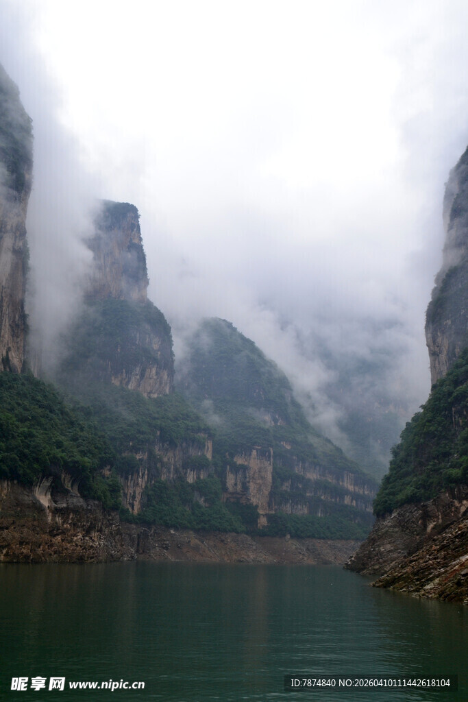 云雾缭绕的山水奇景