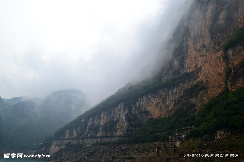 云雾缭绕的壮美险峻山景