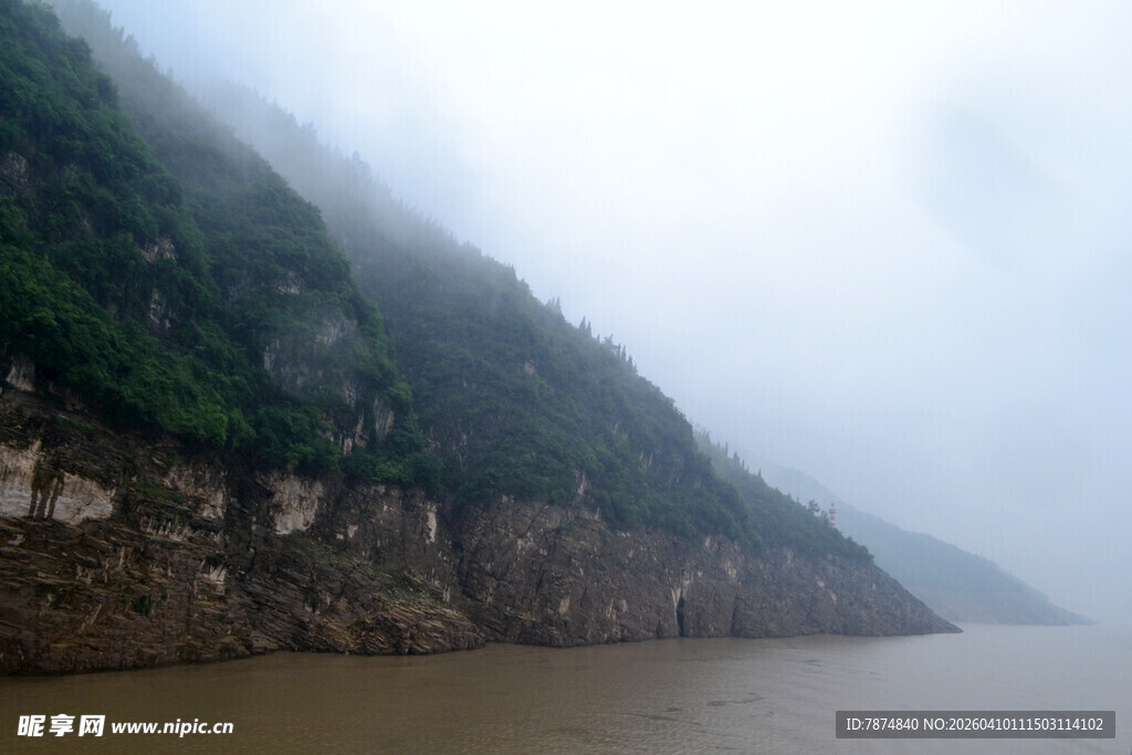 长江江畔的朦胧山水景