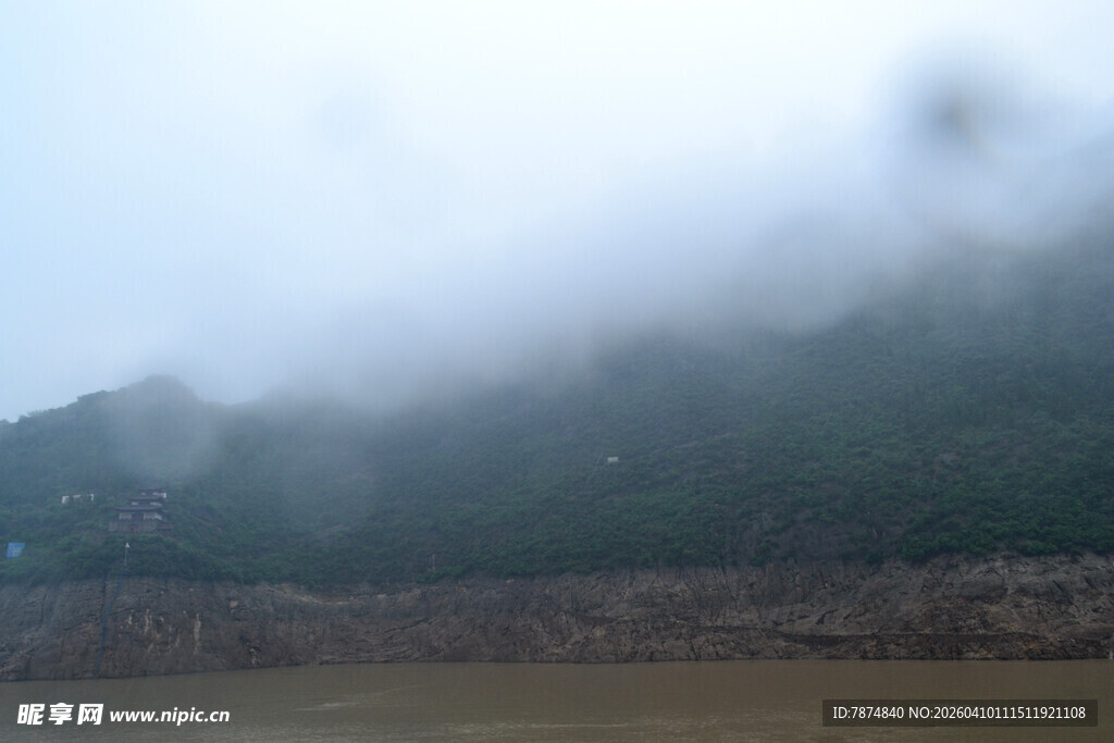 山间云雾缭绕的朦胧景致