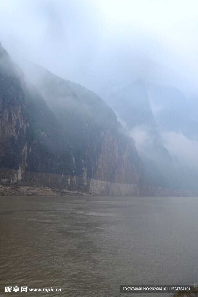 云雾缭绕的山水景致