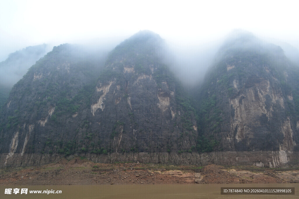 云雾缭绕的壮丽山峰