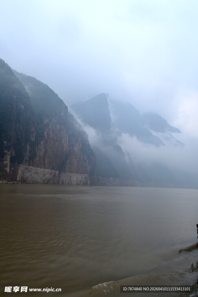 云雾缭绕的山水风光