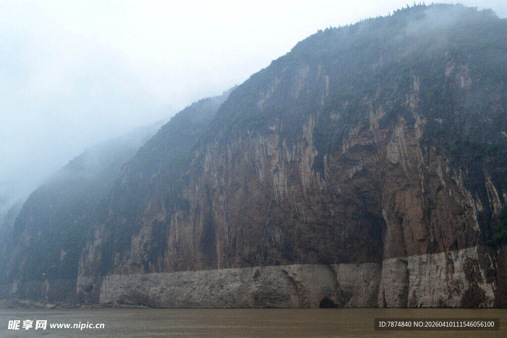 云雾缭绕的巍峨山景