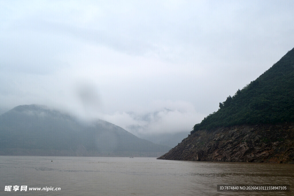 云雾缭绕的江畔山水景