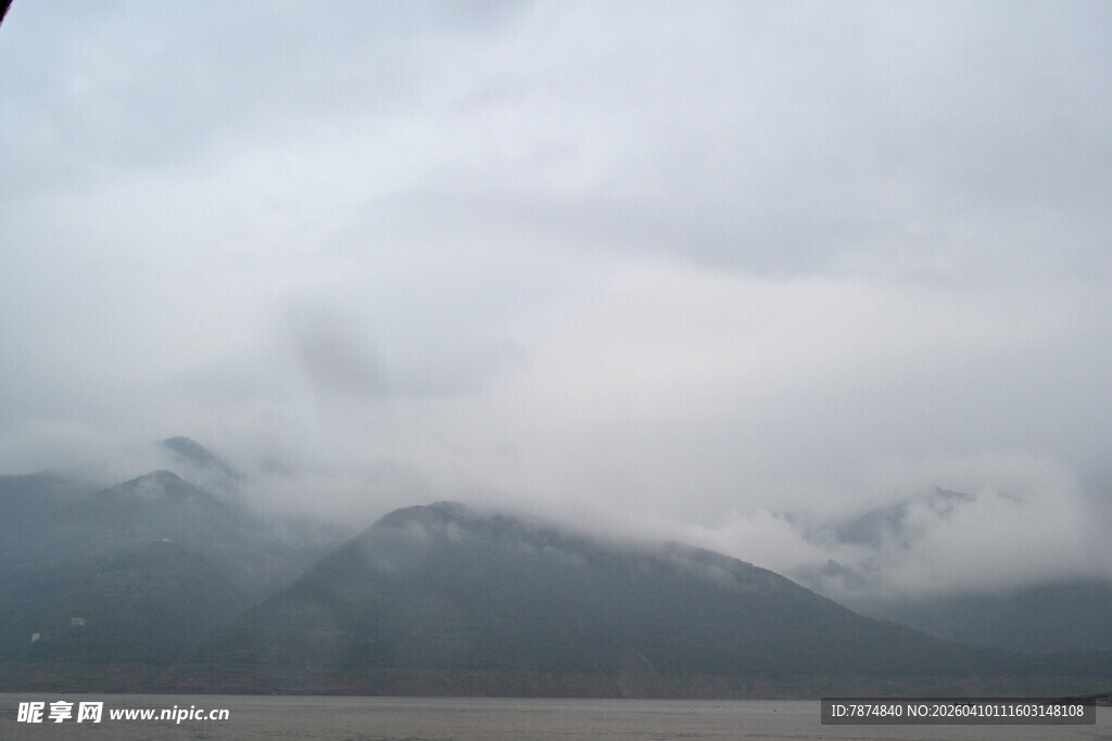 云雾缭绕的山峦景观