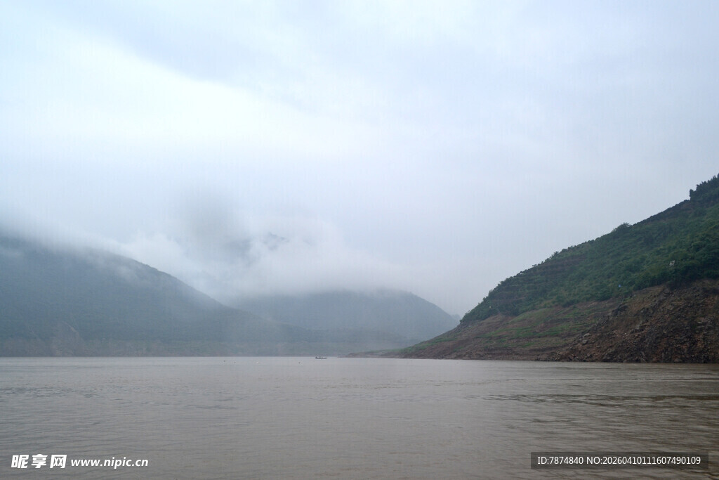 江上雾霭中的青山景色