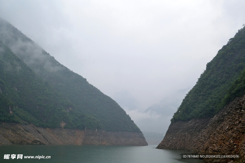 云雾缭绕的壮丽峡谷风光