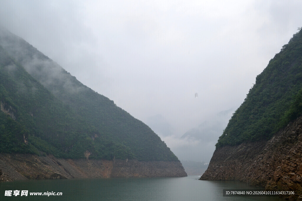 云雾缭绕的壮丽峡谷风光