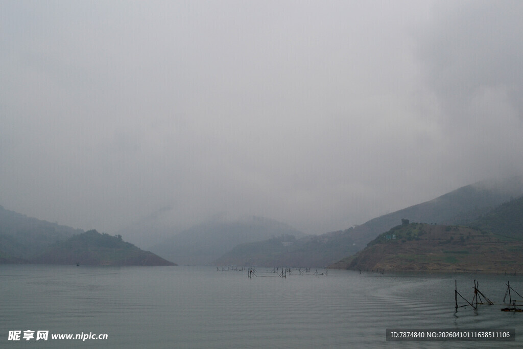 雾霭中的宁静山水景色