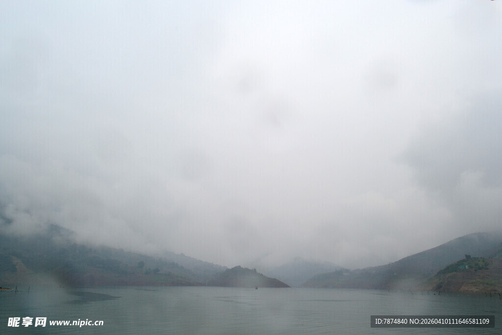 雾霭中的山水湖泊景色