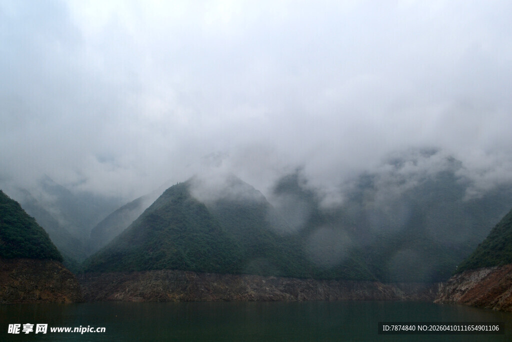 云雾缭绕的山水景致