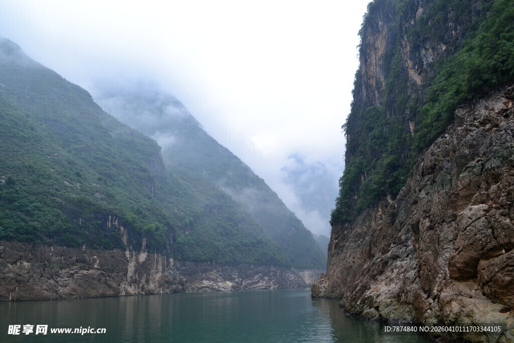 云雾缭绕的壮美峡谷风光