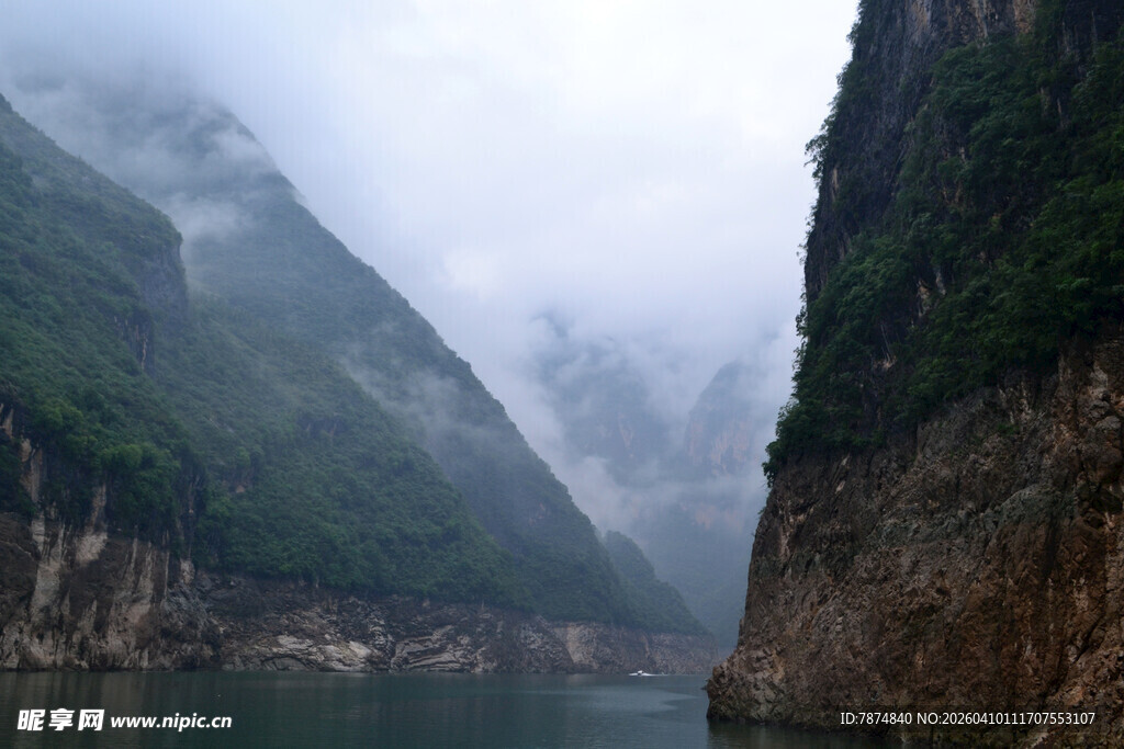 云雾缭绕的壮丽峡谷风光