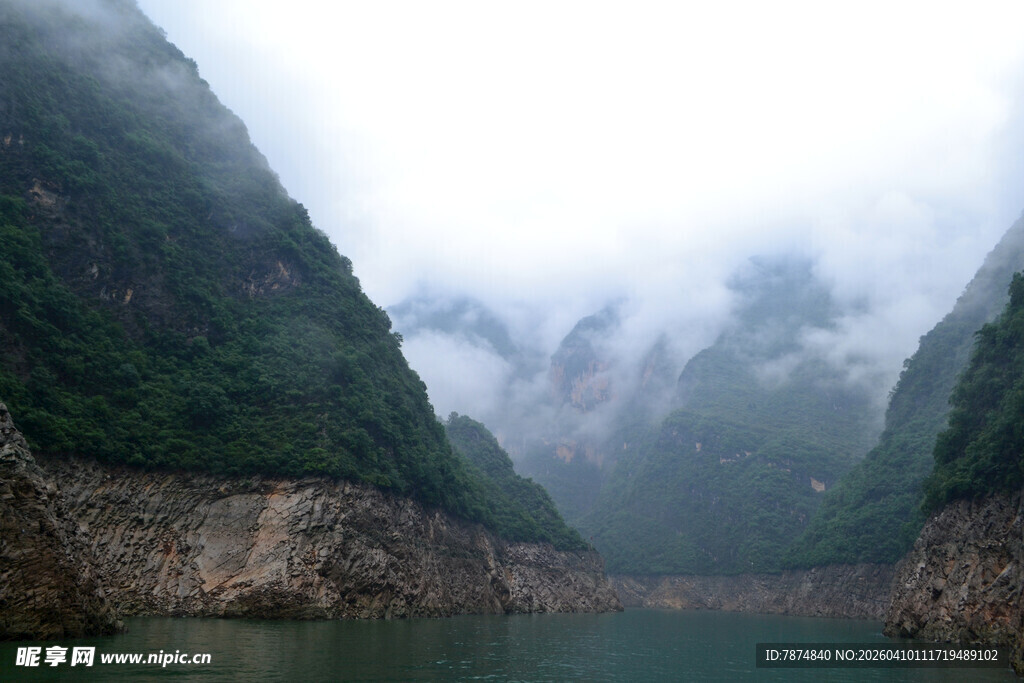 云雾缭绕的壮丽山水景观