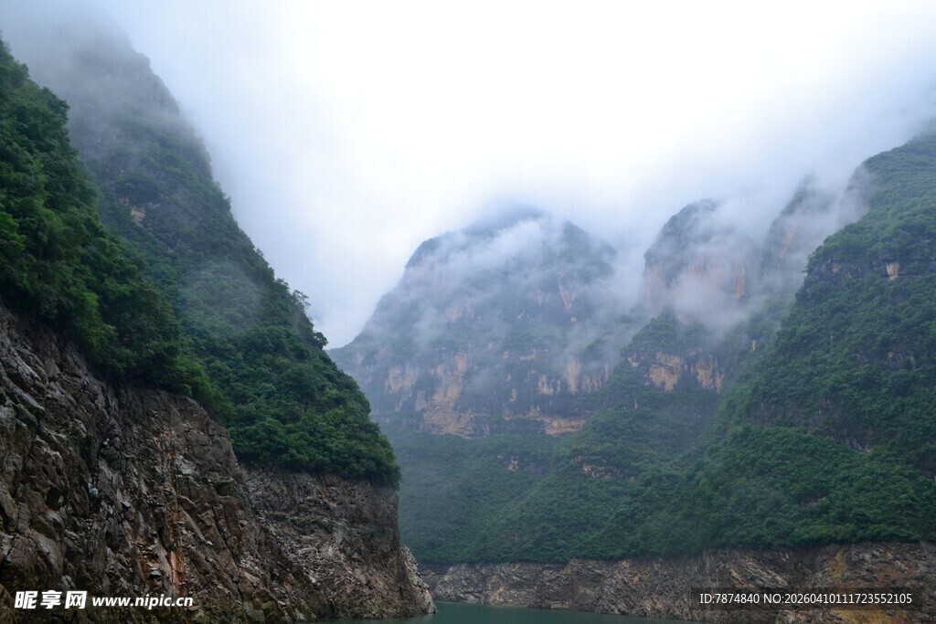 云雾缭绕中的壮丽峡谷