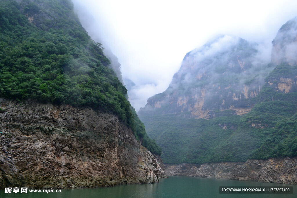 云雾缭绕的壮美山水峡谷