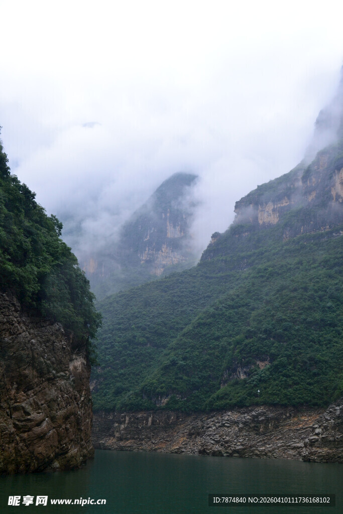 云雾缭绕的山水风光