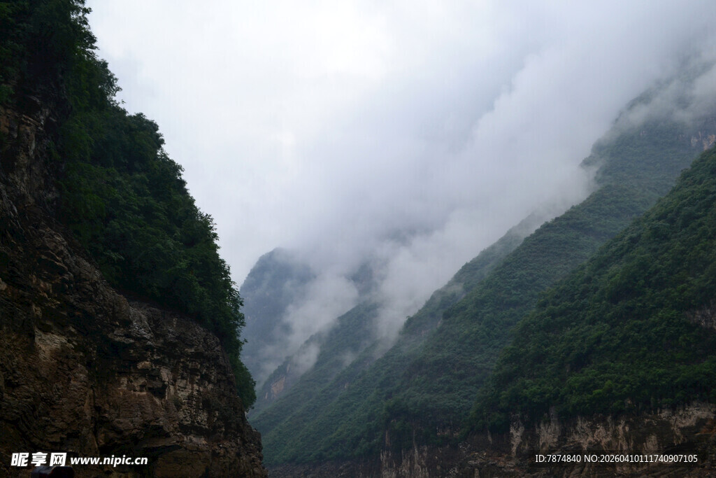 云雾缭绕的壮美峡谷