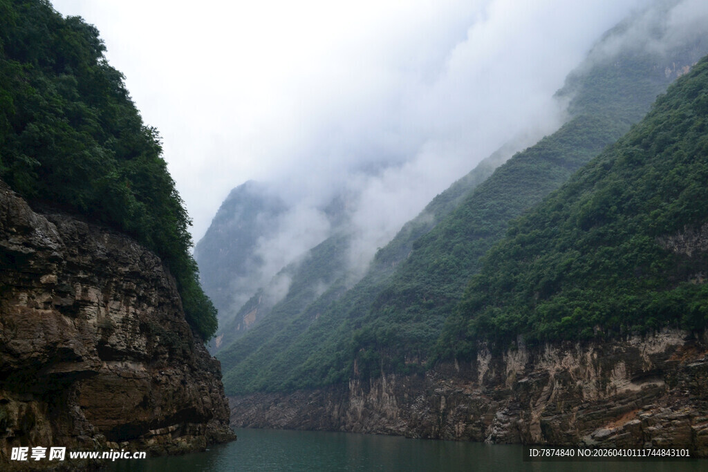 云雾缭绕的壮丽峡谷风光