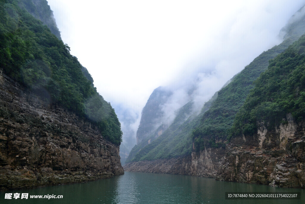 壮丽峡谷山水景观