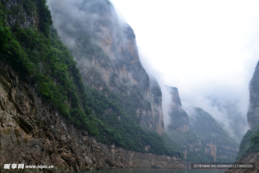云雾缭绕的壮丽峡谷风光