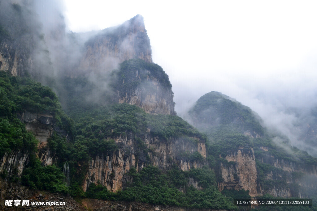 云雾缭绕的壮丽山峰