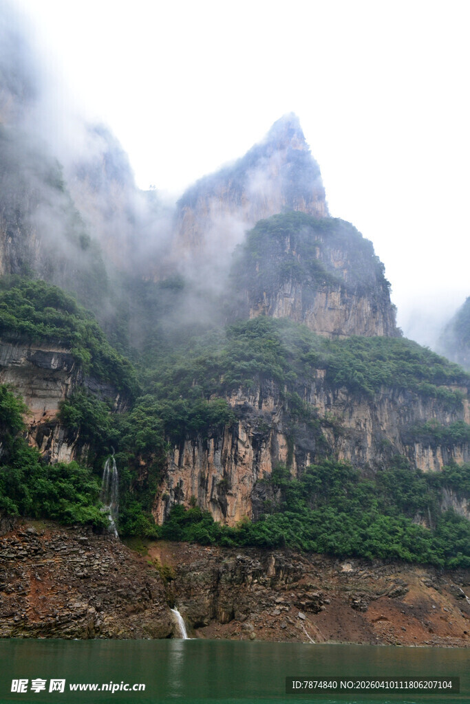 云雾缭绕的山水美景