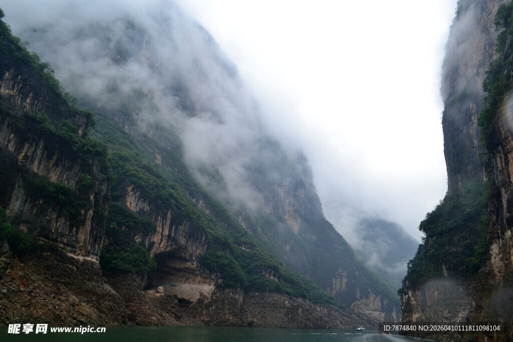 云雾缭绕的壮丽峡谷景观