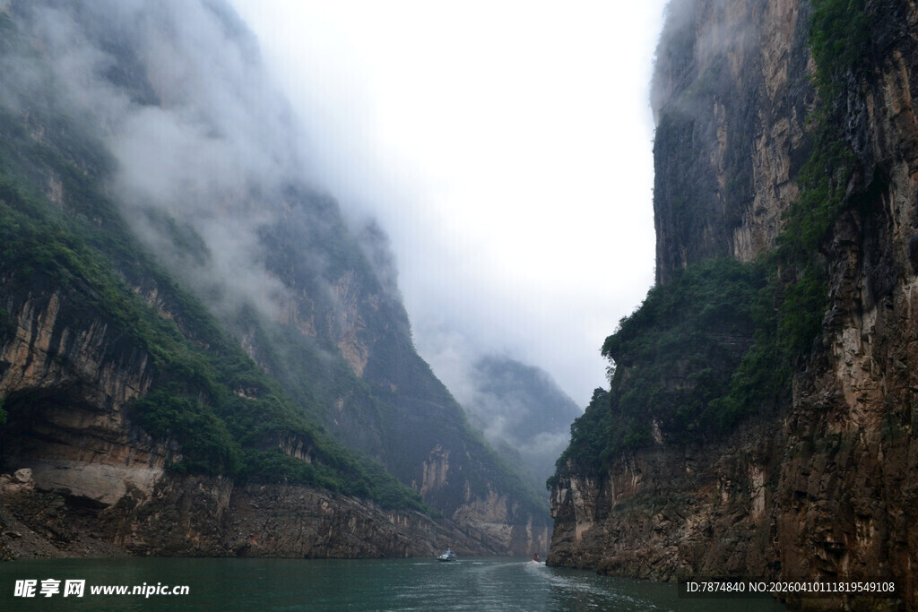 云雾缭绕的壮丽峡谷风光