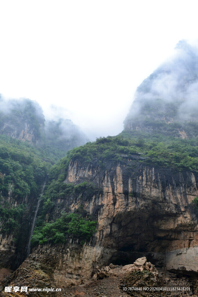 云雾缭绕的壮丽山景